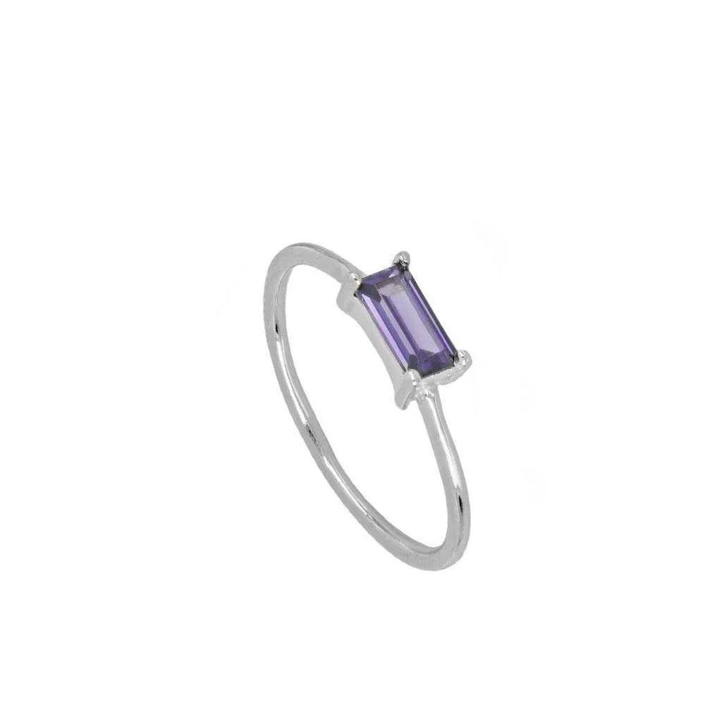 Vista adicional del anillo con circonita baguette, diseño moderno y brillante