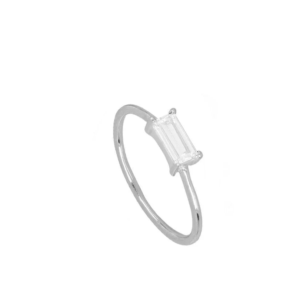 Detalle adicional del anillo de circonita baguette, accesorio fino y colorido