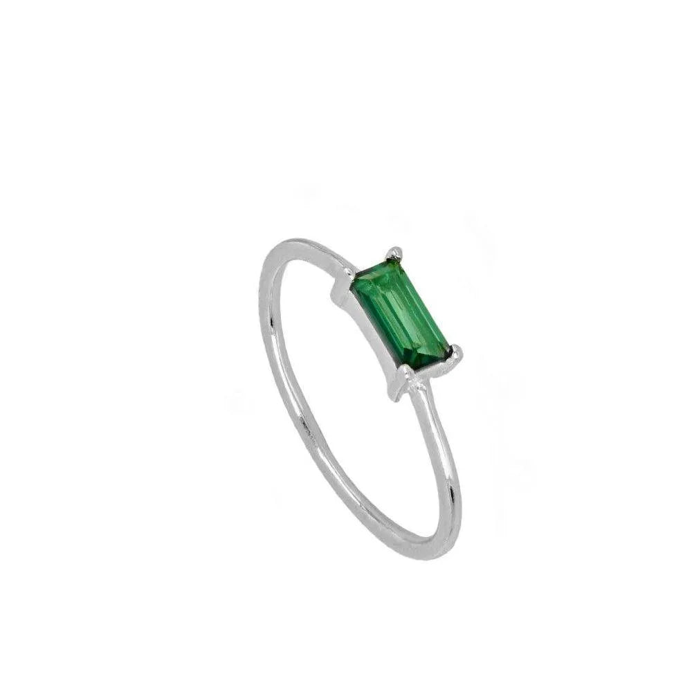 Vista de anillo con circonita baguette de colores, pieza fina y elegante