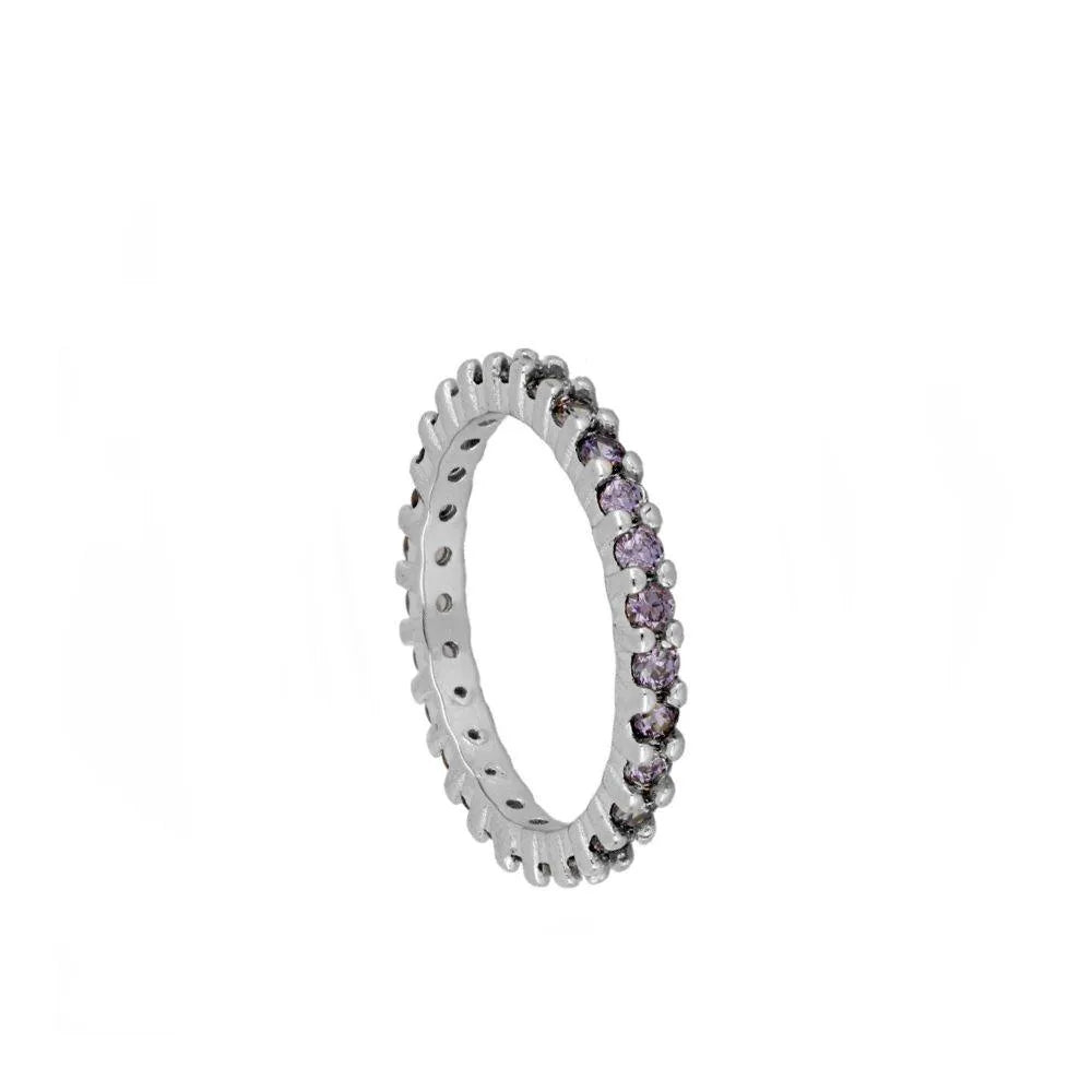 Detalle del anillo con circonitas de colores, pieza fina y luminosa