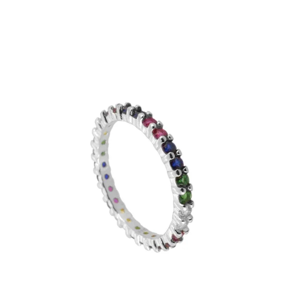 Detalle adicional del anillo con circonitas de colores, diseño delicado y versátil