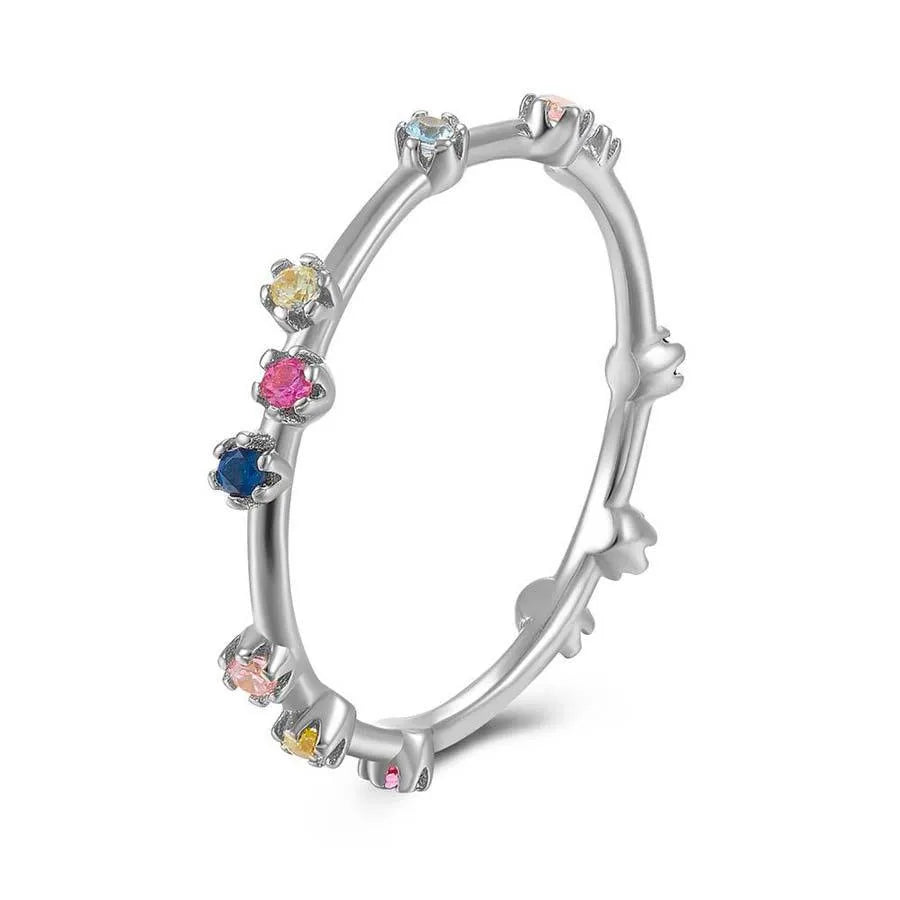 Detalle del anillo con circonitas multicolor separadas, pieza fina y luminosa