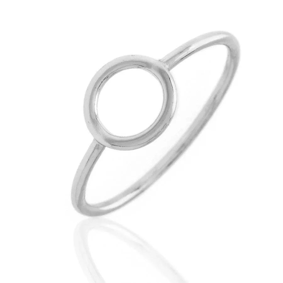Detalle del anillo círculo hueco en plata de ley 925, pieza fina con diseño abierto