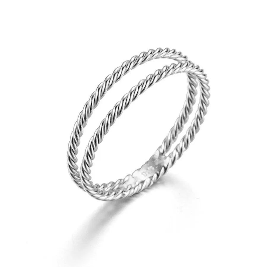 Detalle del anillo doble trenzado en plata de ley 925, pieza fina con diseño trabajado