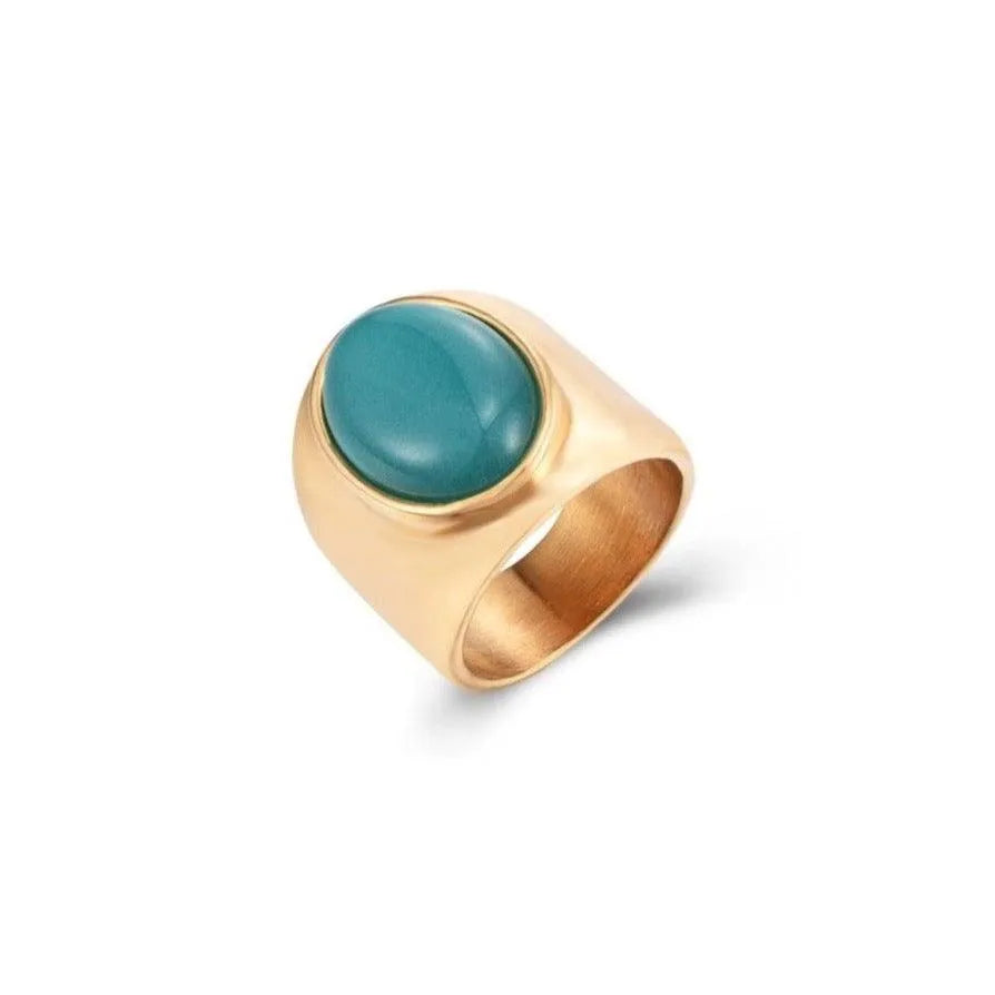 Anillo grande ovalado con calcedonia, diseño dorado con piedra natural protagonista