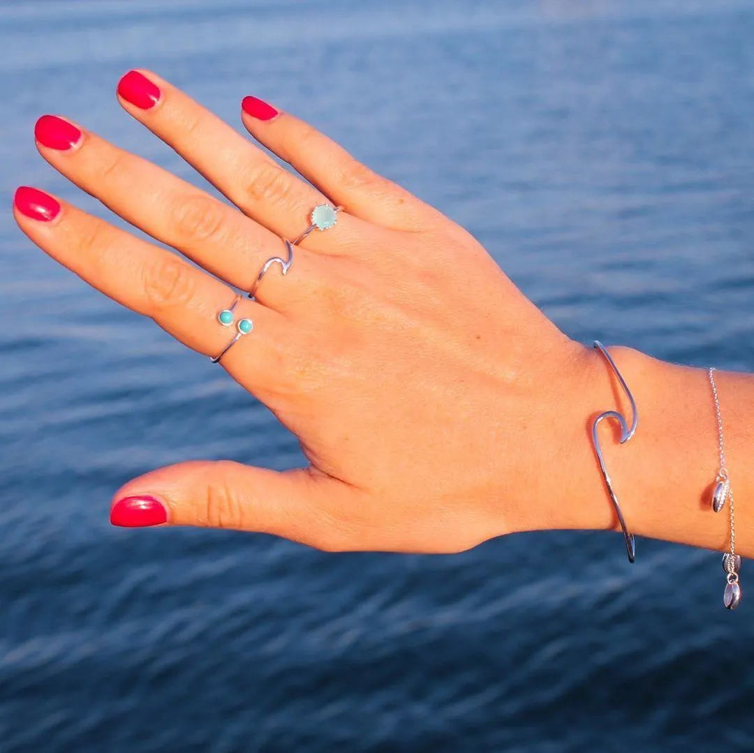 Anillo Ola de plata de ley 925 visto de cerca, accesorio delicado para diario