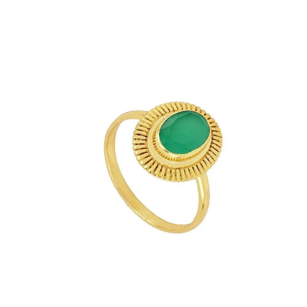 Anillo de plata de ley 925 con piedra ovalada visto de cerca, diseño elegante