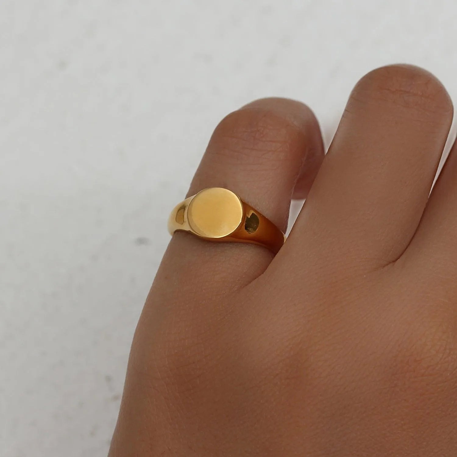 Detalle del anillo sello de meñique en acero, pieza sencilla con forma clásica