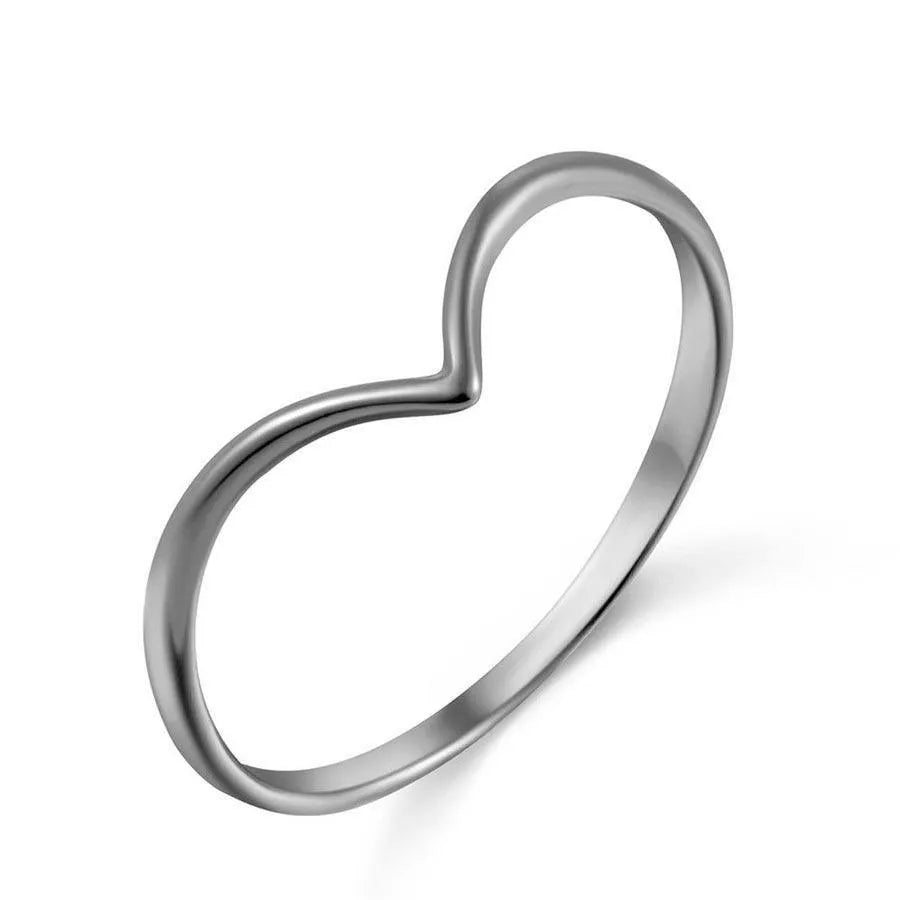 Detalle del anillo V suave en plata de ley 925, pieza delicada con forma sutil