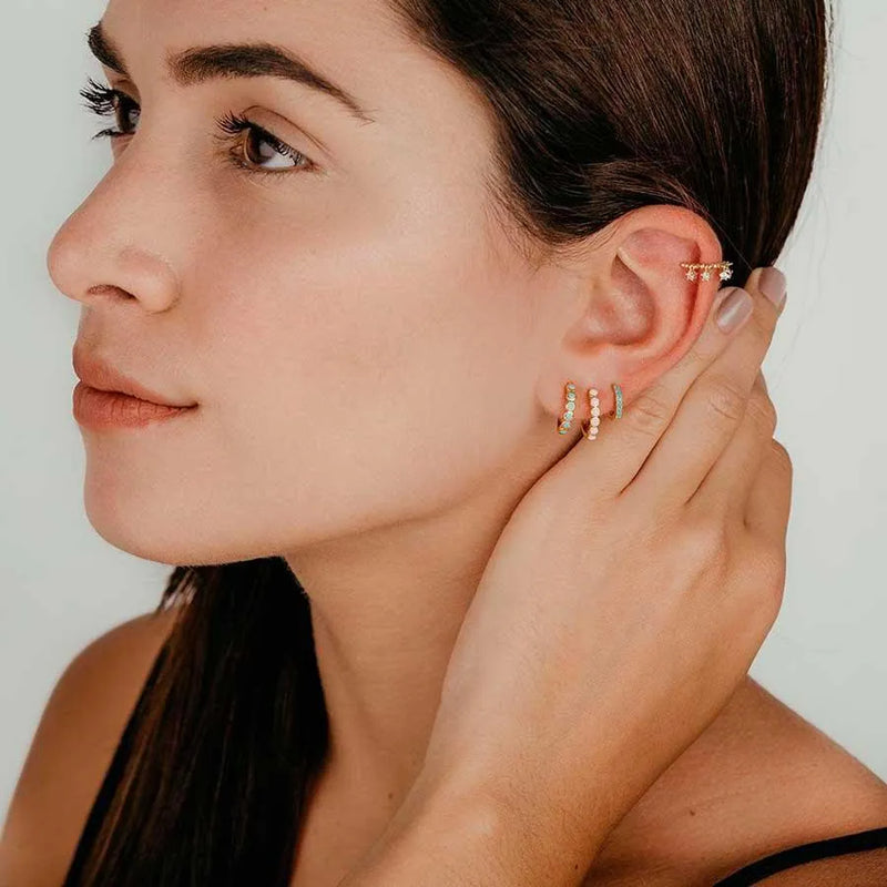 Pendientes aro con circonitas de colores, joyería moderna de Cobalto Accesorios Valencia.