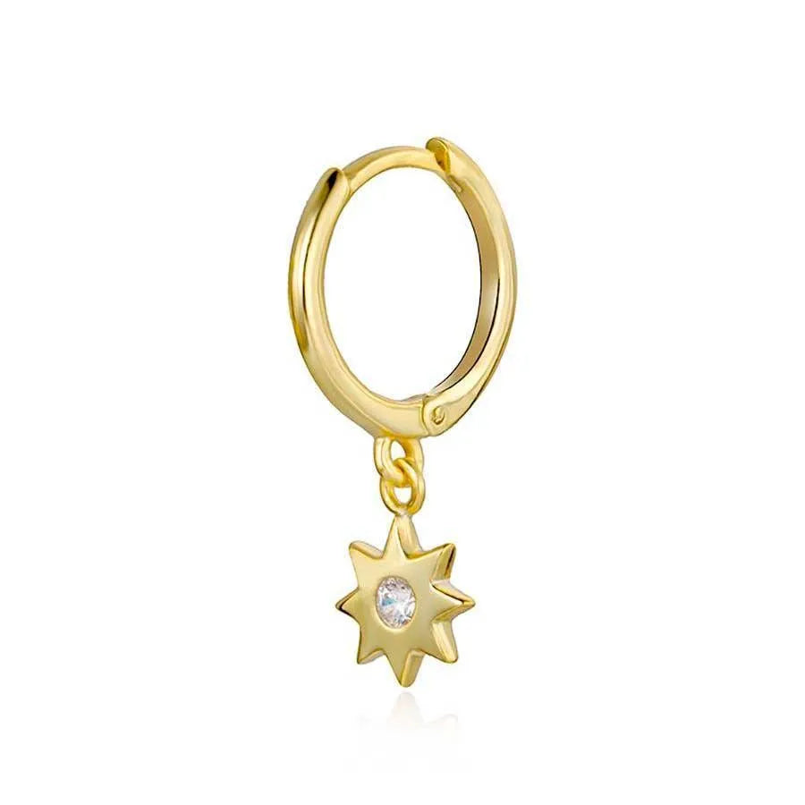Detalle del aro con estrella plana y circonita, pendiente pequeño de inspiración celestial