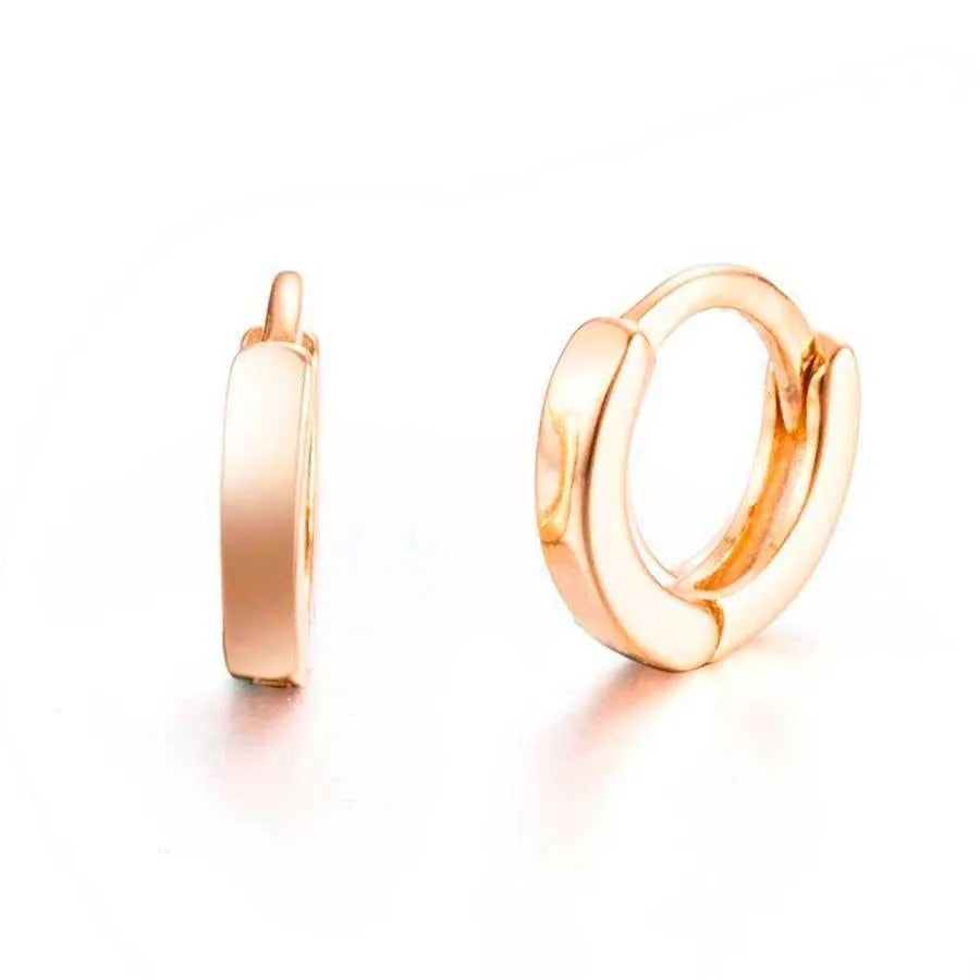 Detalle del aro liso de 8 mm, diseño básico para combinar con otros pendientes