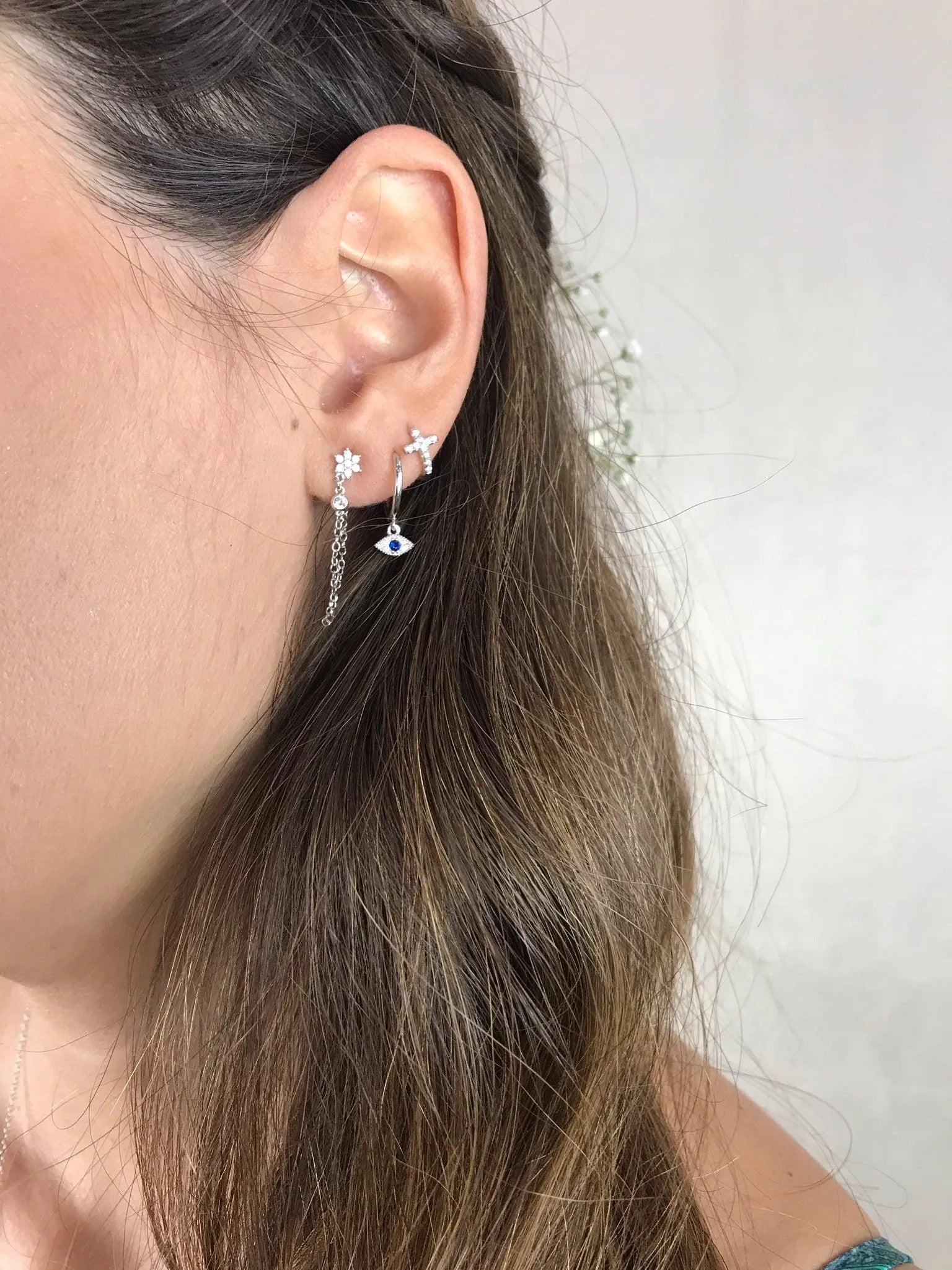 Aro con colgante de ojo y circonitas, pieza pequeña para combinar en la oreja