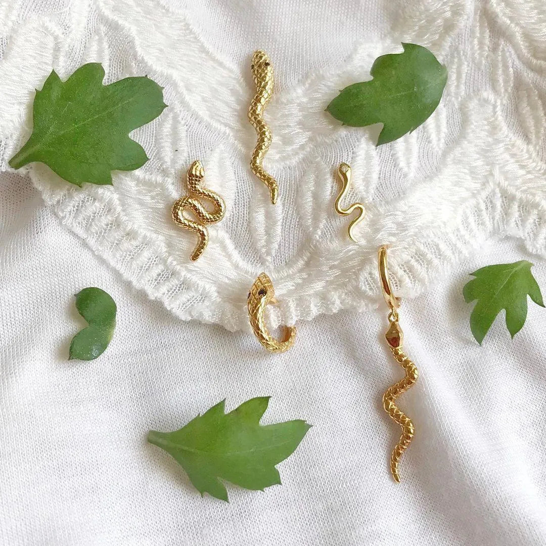 Detalle adicional del aro serpiente dorado, diseño fino con motivo de serpiente colgante