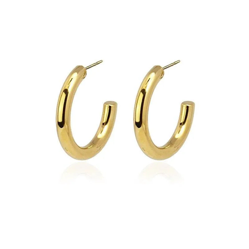 Detalle de los aros de acero anchos de 25 mm, pendientes versátiles para diario