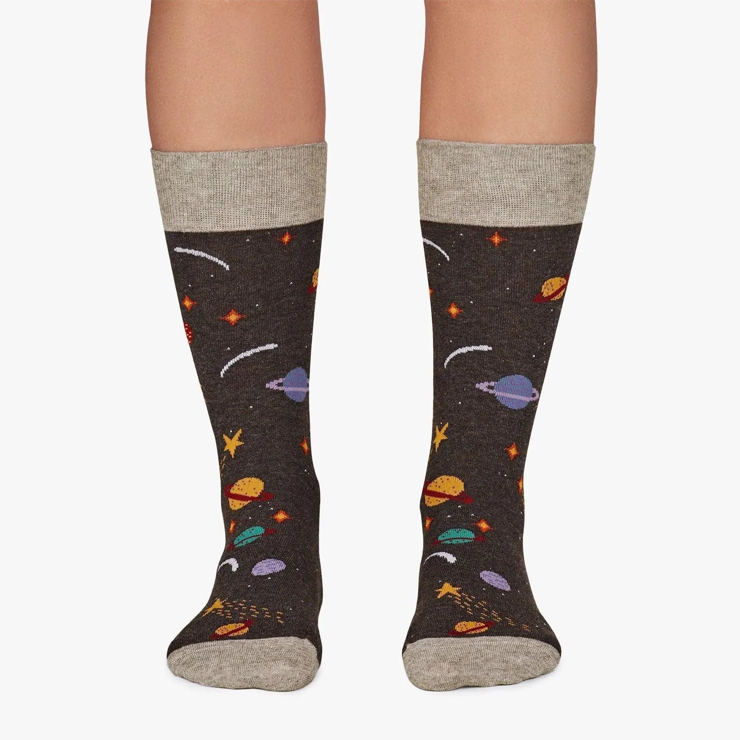 Detalle de calcetines Jimmy Lion Galaxy, estampado de temática espacial y colorida