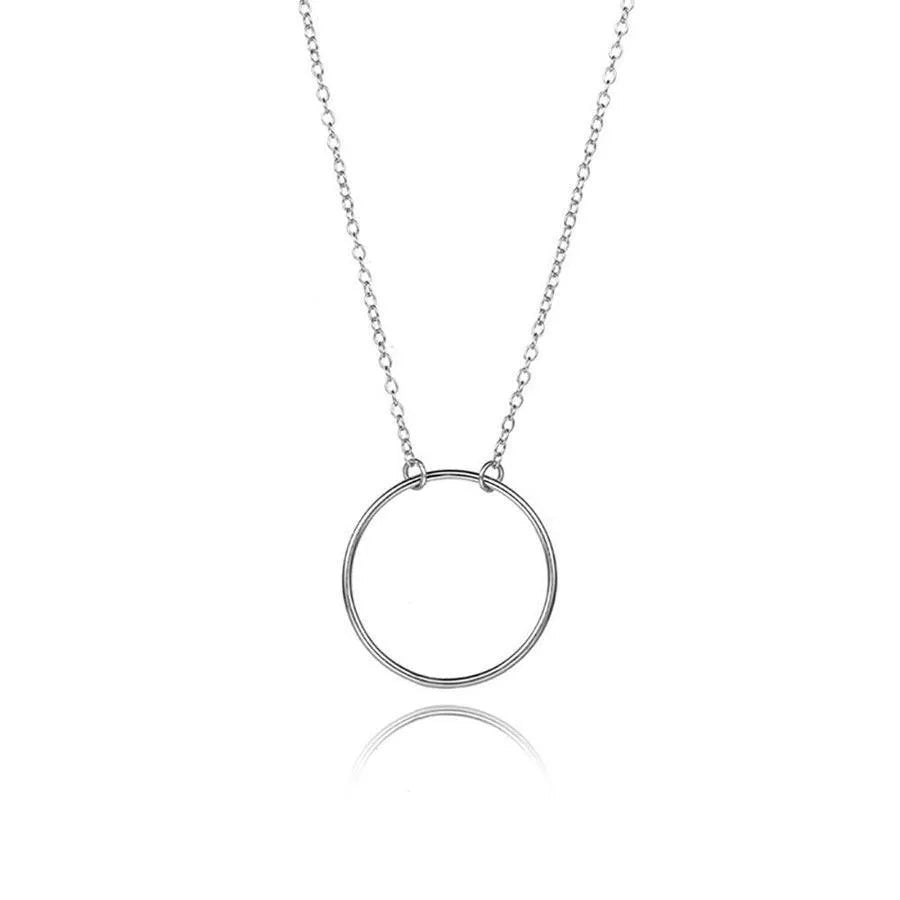 Detalle del collar círculo, colgante sencillo para combinar con otros collares