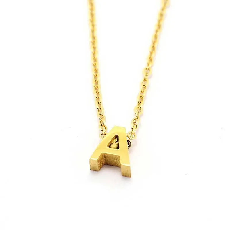 Collar inicial pequeña de acero, diseño sencillo y personalizable para llevar a diario