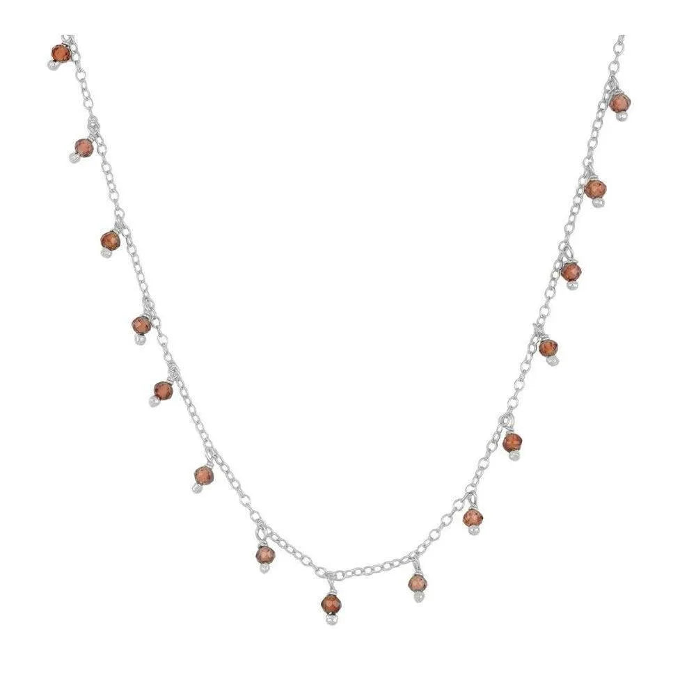 Collar con piedras semipreciosas visto de cerca, acabado delicado en cadena fina