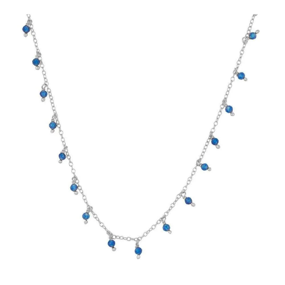 Detalle de cuentas de piedra semipreciosa en collar fino, gemas translúcidas