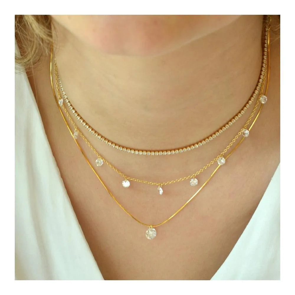Collar riviere con circonitas visto de cerca, diseño fino con brillo continuo