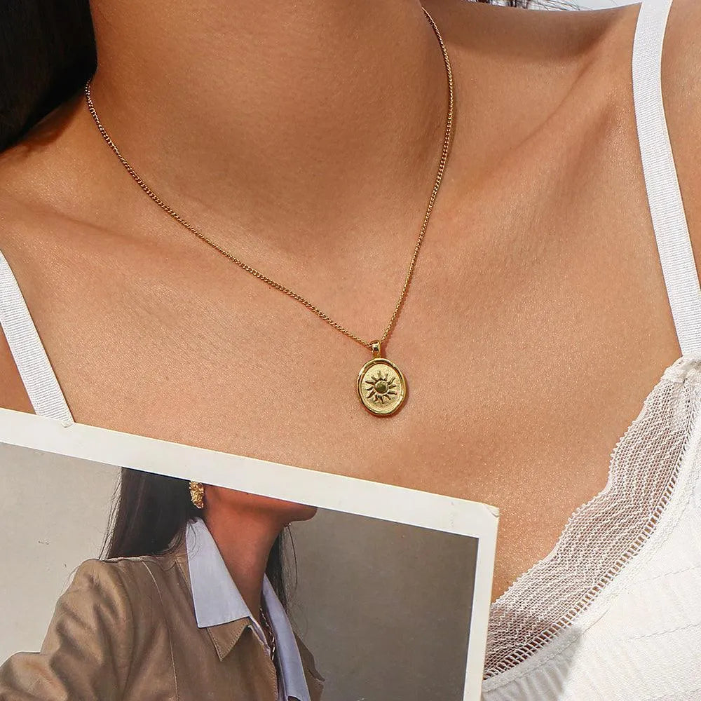 Collar Sol y Luna dorado visto de cerca, con diseño sencillo para combinar con otros collares