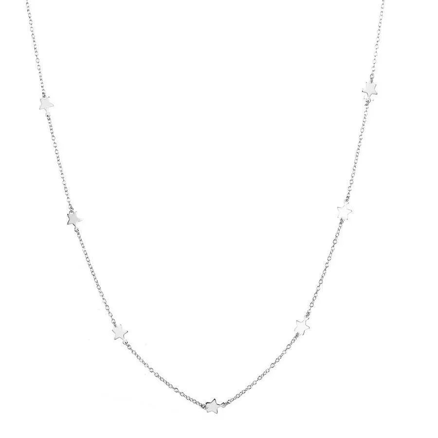 Collar con varias estrellas alrededor, diseño fino de inspiración celestial