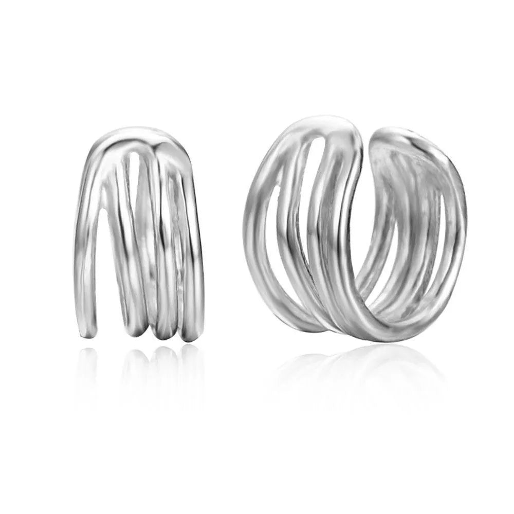 Detalle del ear cuff de 4 barras, accesorio minimalista para combinar con pendientes pequeños