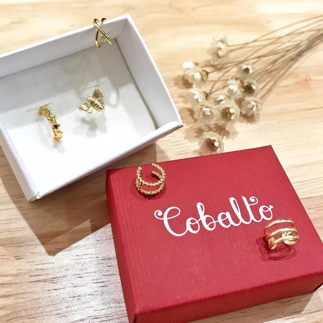 Ear cuff cruzado ancho visto de cerca, pieza versátil para combinar con pendientes