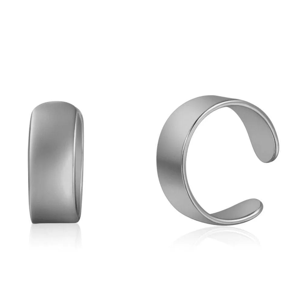 Detalle del ear cuff liso ancho, pieza minimalista para llevar sola o combinada