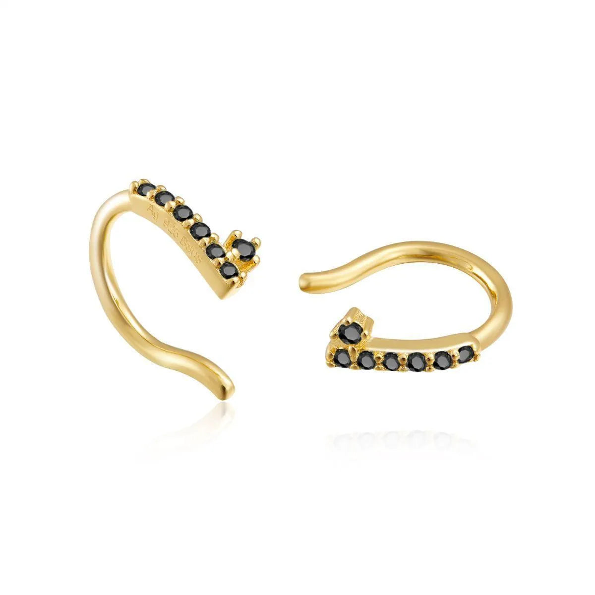 Ear cuff con circonitas visto de cerca, accesorio luminoso para un look de oreja completo