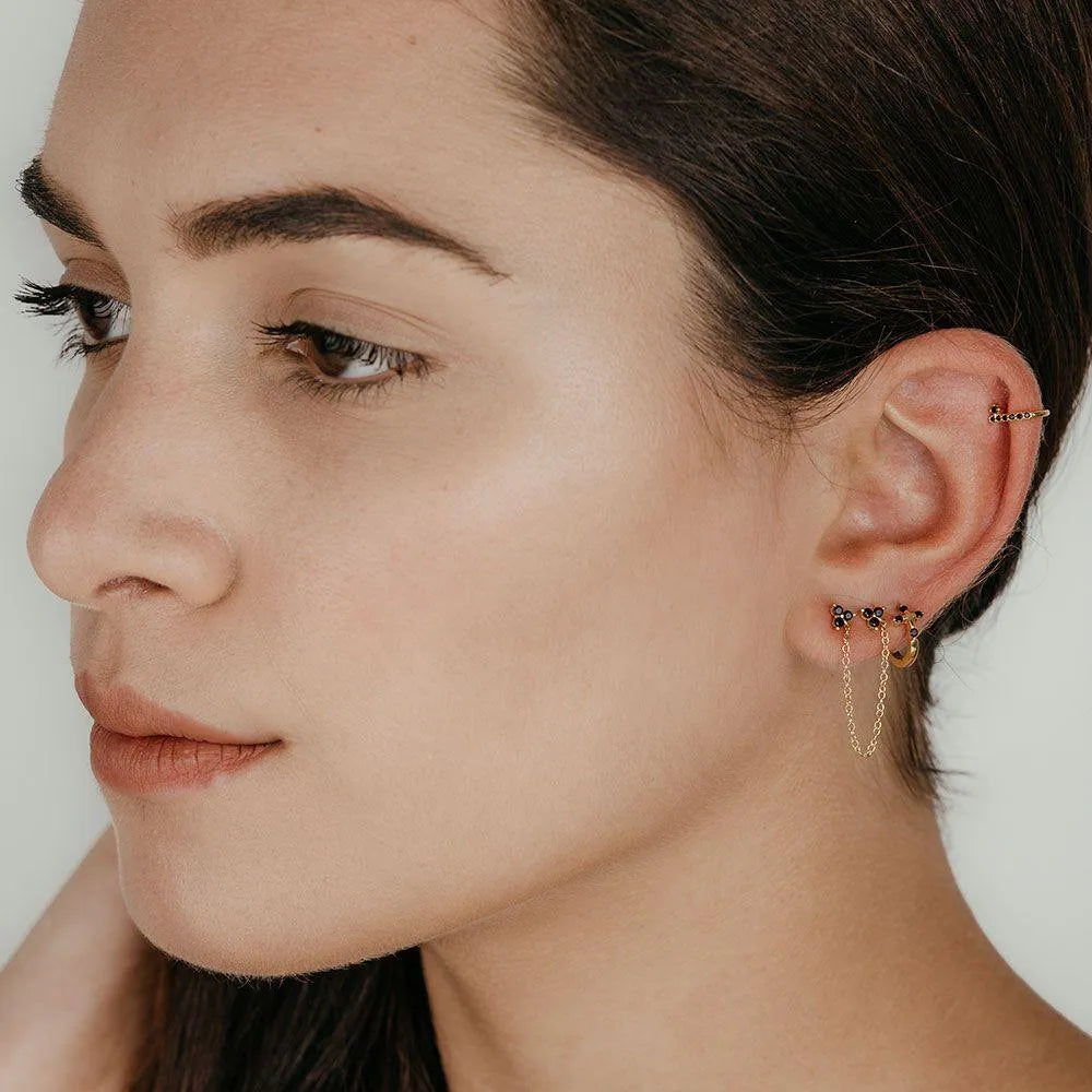 Ear cuff piercing con circonitas, pieza versátil para combinar con otros pendientes