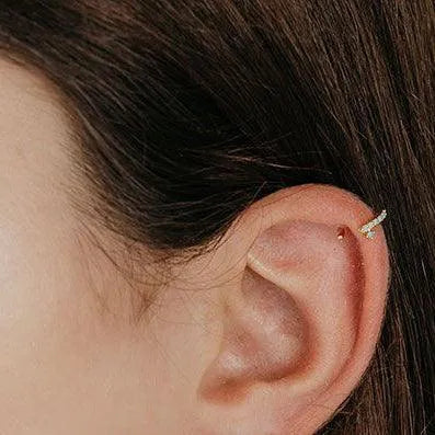Detalle adicional del ear cuff con circonitas, diseño fino para la oreja