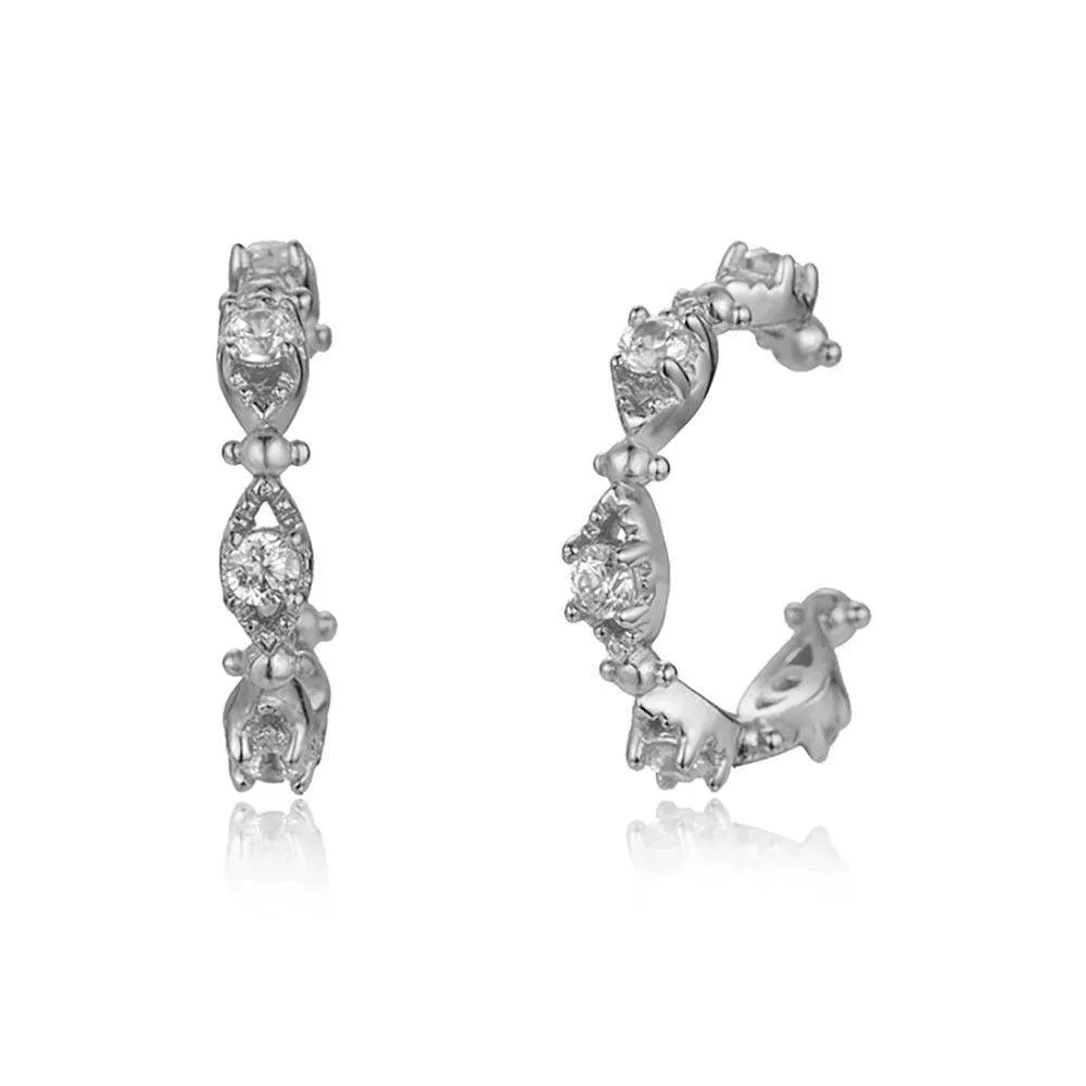 Detalle del ear cuff trenzado con circonitas, pieza fina para combinar con otros pendientes