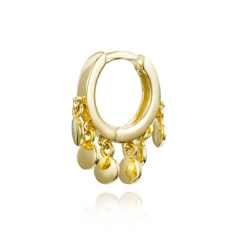 Pendiente aro con charms colgando, diseño con movimiento para un look original