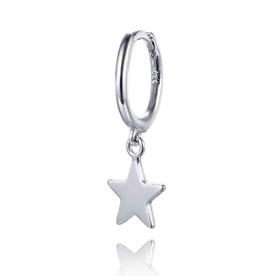 Detalle del pendiente aro con estrella, accesorio sencillo para combinar con otros aros