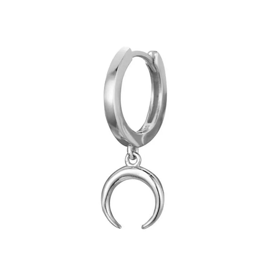 Aro con luna invertida, accesorio pequeño y versátil para un look de joyas celestial