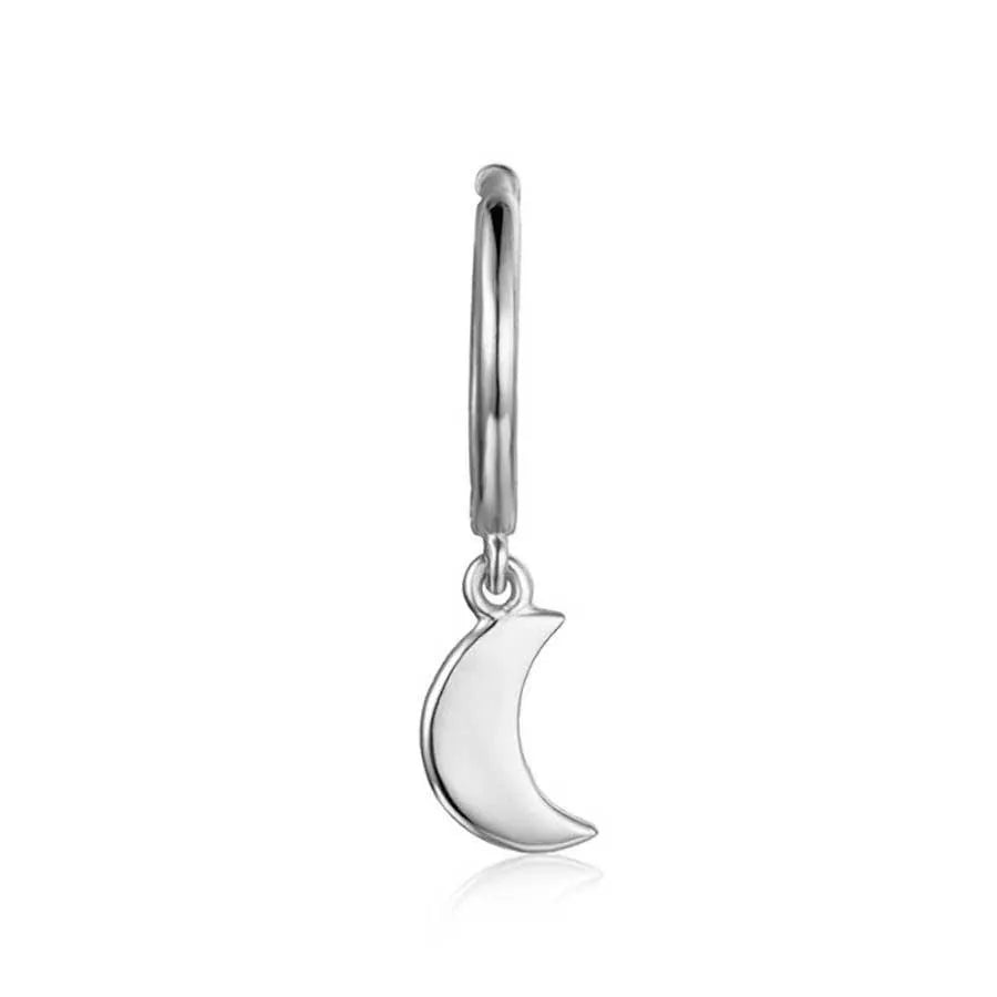 Pendiente aro luna visto de cerca, diseño delicado con colgante lunar pequeño