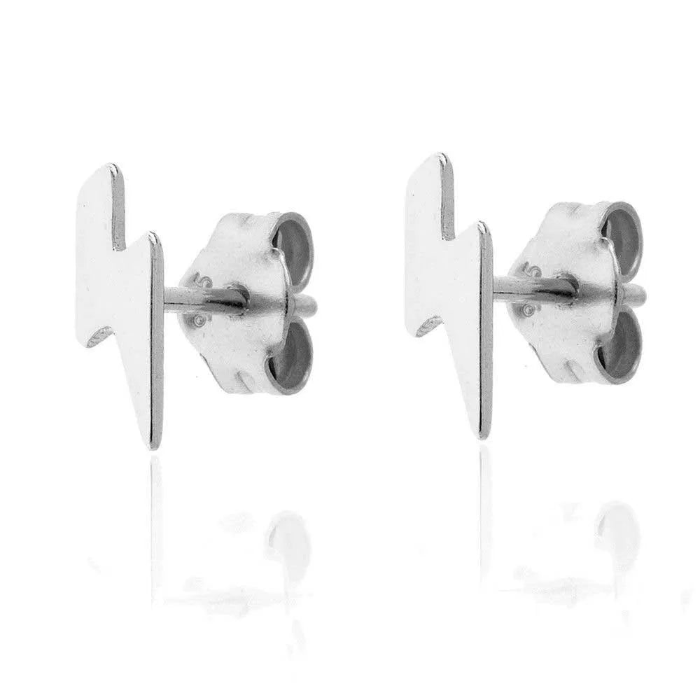 Detalle del Pendiente Rayo Liso de 8 mm, pieza minimalista para combinar con otros pendientes