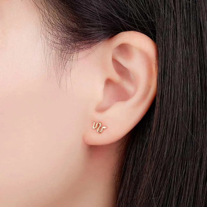 Pendiente serpiente mini visto de cerca, diseño fino con forma sinuosa