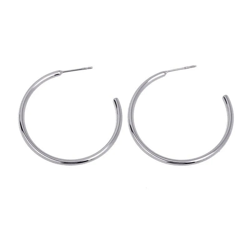 Pendientes de aro finos en acero con distintos tamaños, accesorio imprescindible y versátil