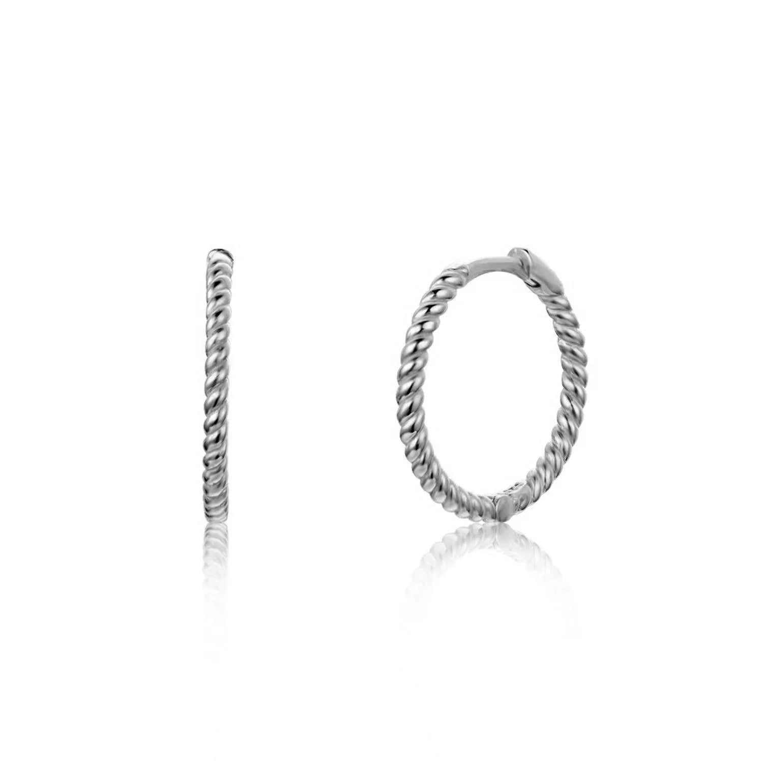 Detalle de pendientes aro trenzado de plata con baño de oro, acabado trabajado
