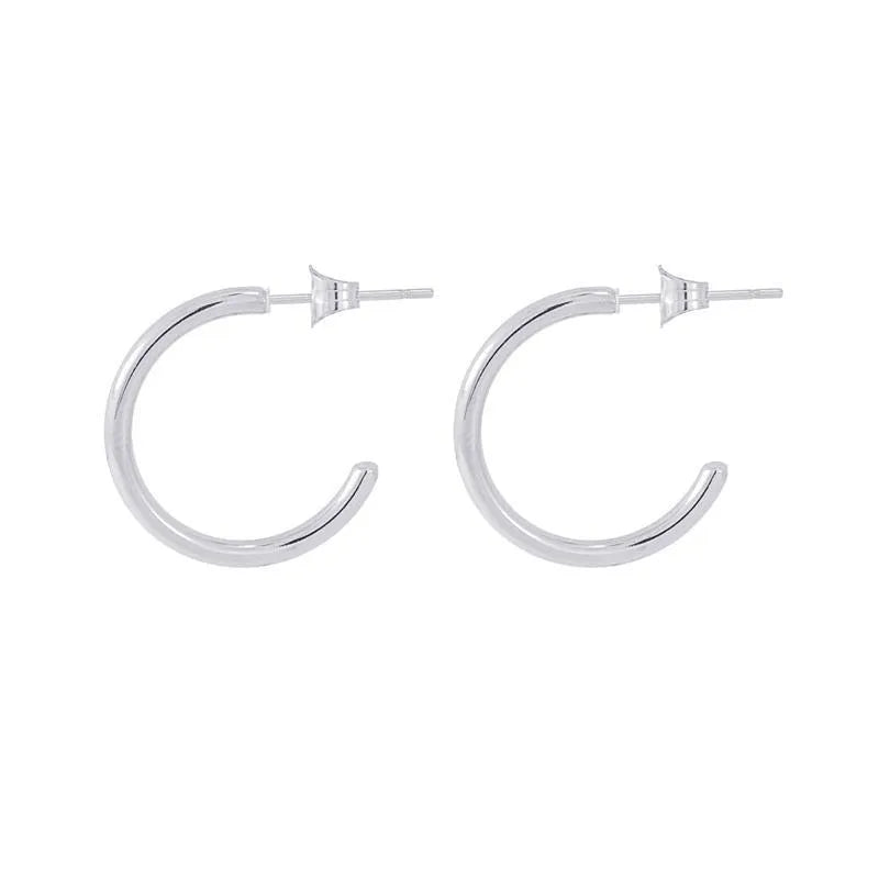 Detalle de pendientes aros de acero de 20 mm, acabado sencillo y cómodo