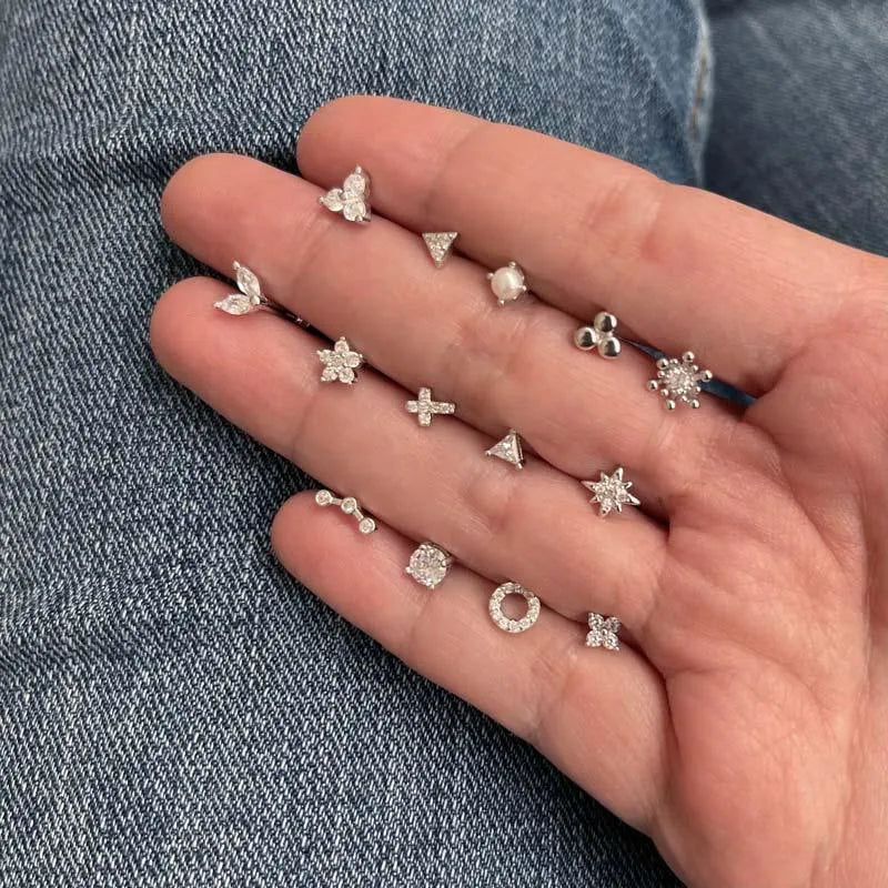 Vista adicional del piercing barra con tres circonitas, pieza fina y brillante