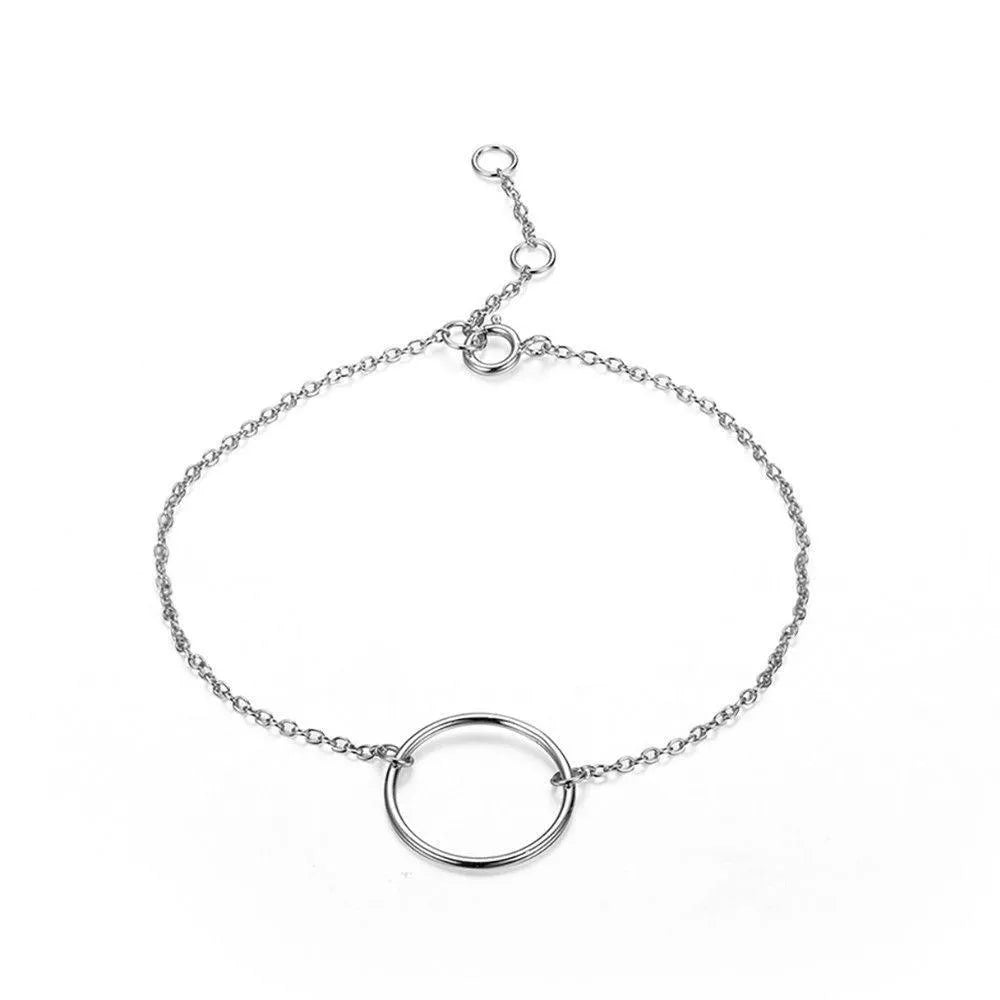Detalle de la pulsera círculo en plata de ley, pieza delicada para combinar