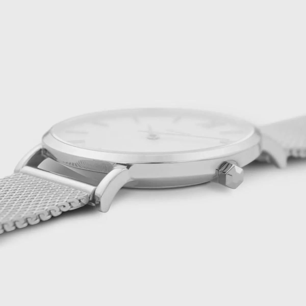 Detalle del reloj Cluse Minuit Mesh blanco y plata, esfera clara y correa metálica